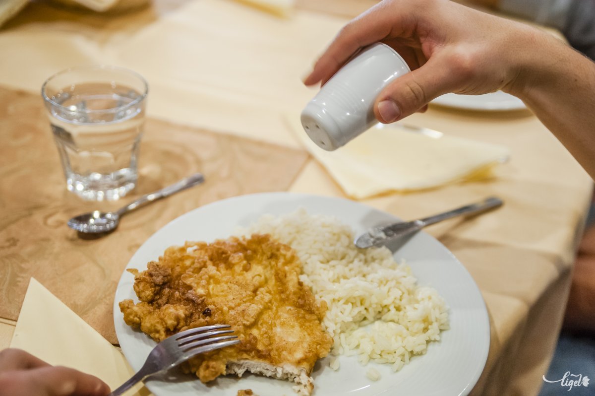 Nem sajnálják maguktól a jót: a nyaraló romániaiak többsége az otthoni ételcsomag fogyasztása helyett vendéglátóhelyen étkezik