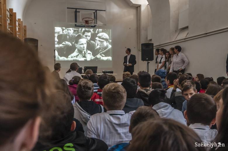 Nem szabad feledni hagyni a megélt történelmet – Az 1956-os forradalom emlékét ápolják kolozsvári középiskolások