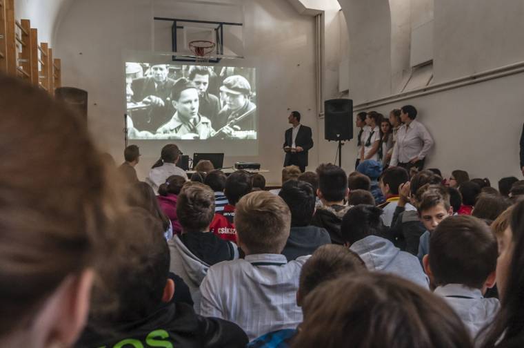 Nem szabad feledni hagyni a megélt történelmet – Az 1956-os forradalom emlékét ápolják kolozsvári középiskolások