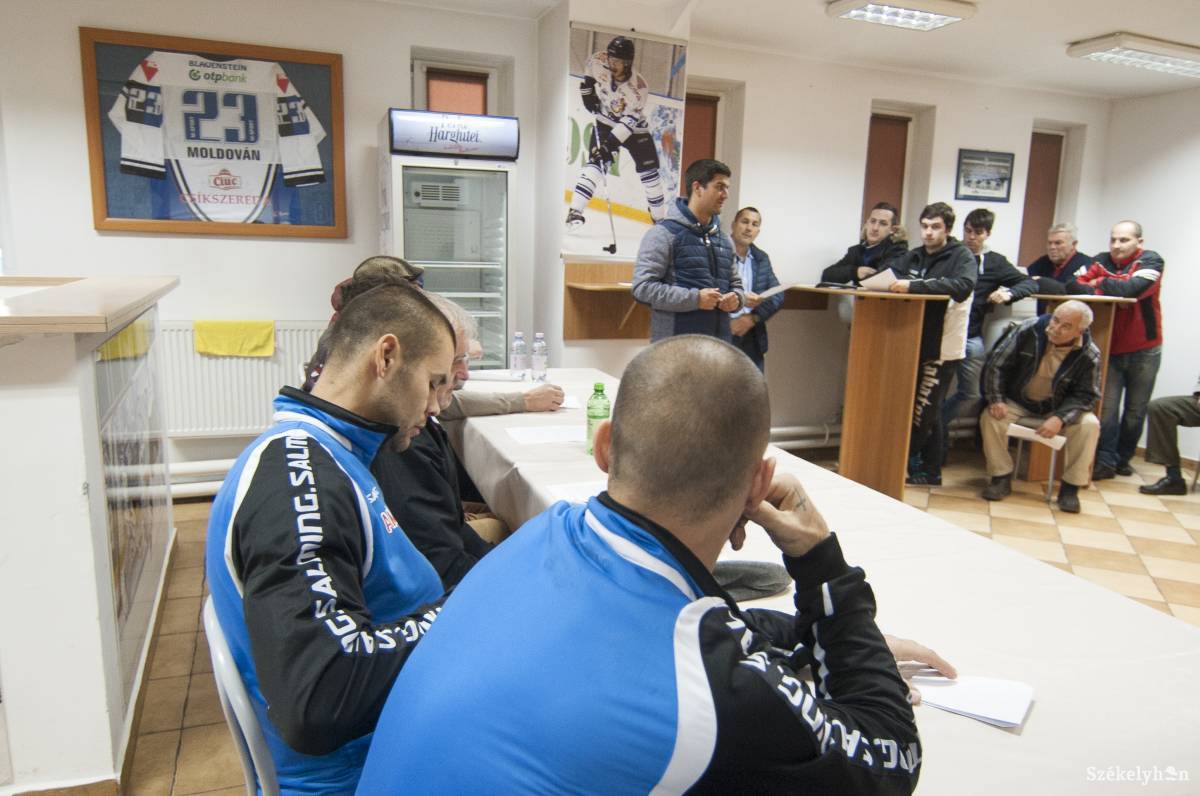 Szurkolók faggathatták a Csíkszeredai Sportklub edzőjét