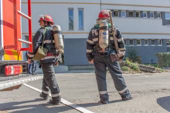 Ha a tűzoltók nem alkalmazzák a rendhagyó módszert, most a szomszéd lakása is használhatatlan lenne