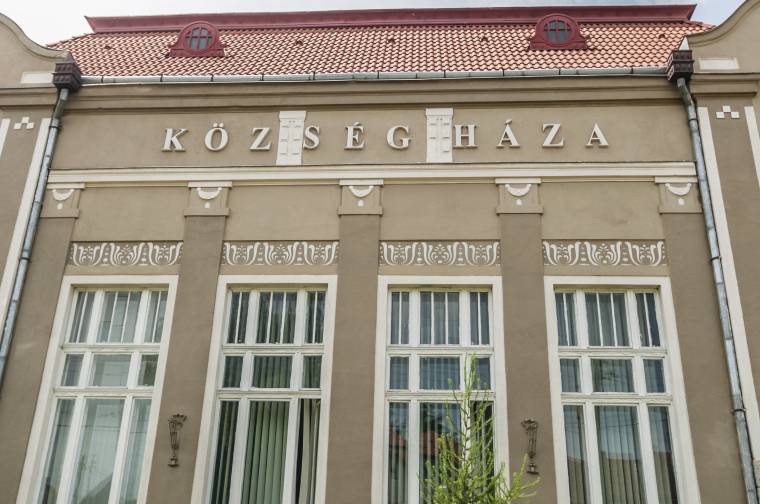 Tanasă újabb részsikere: a csíkszentdomokosi községházáról is eltűnhet a magyar felirat