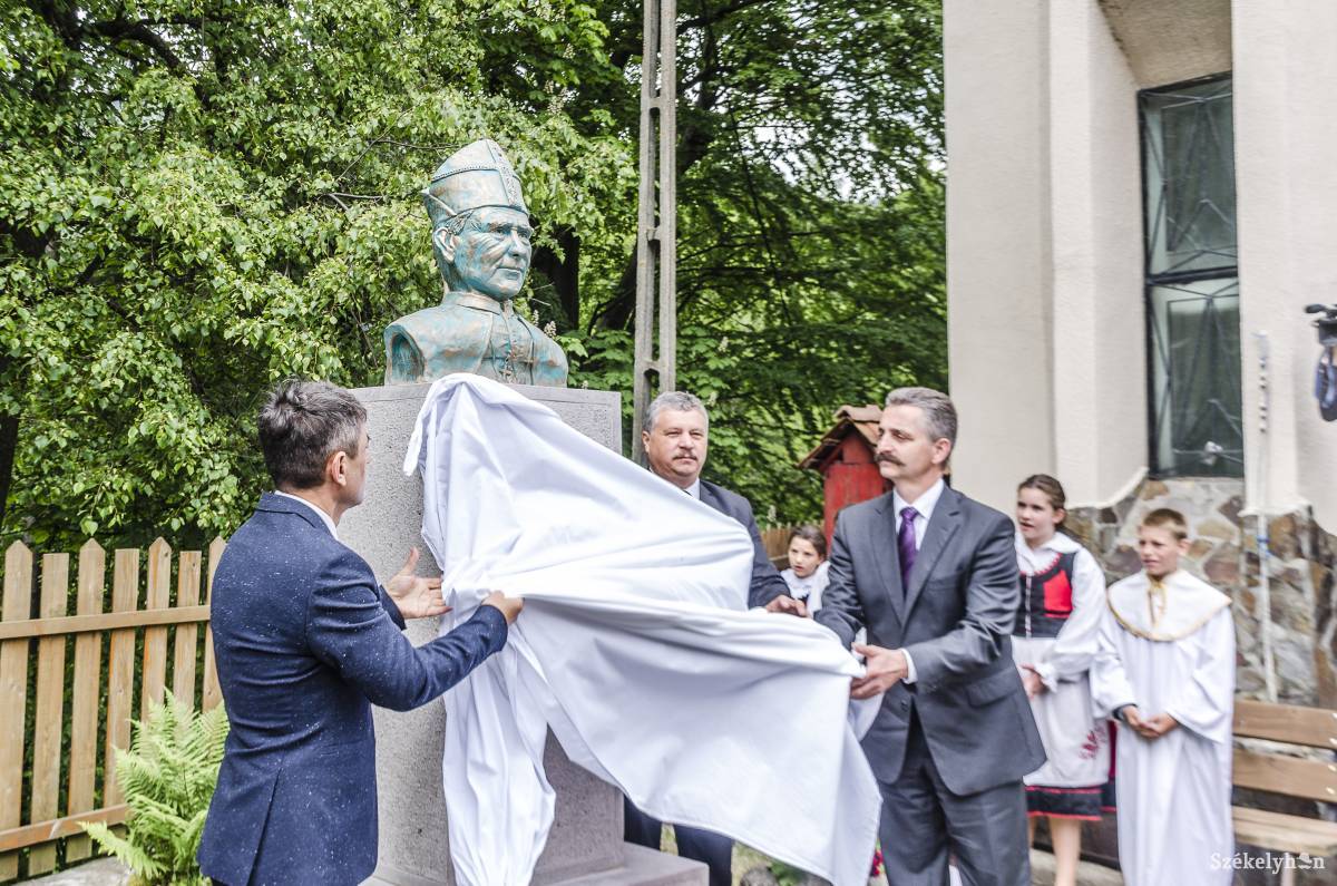 Márton Áron-szobrot avattak Tusnádfürdőn