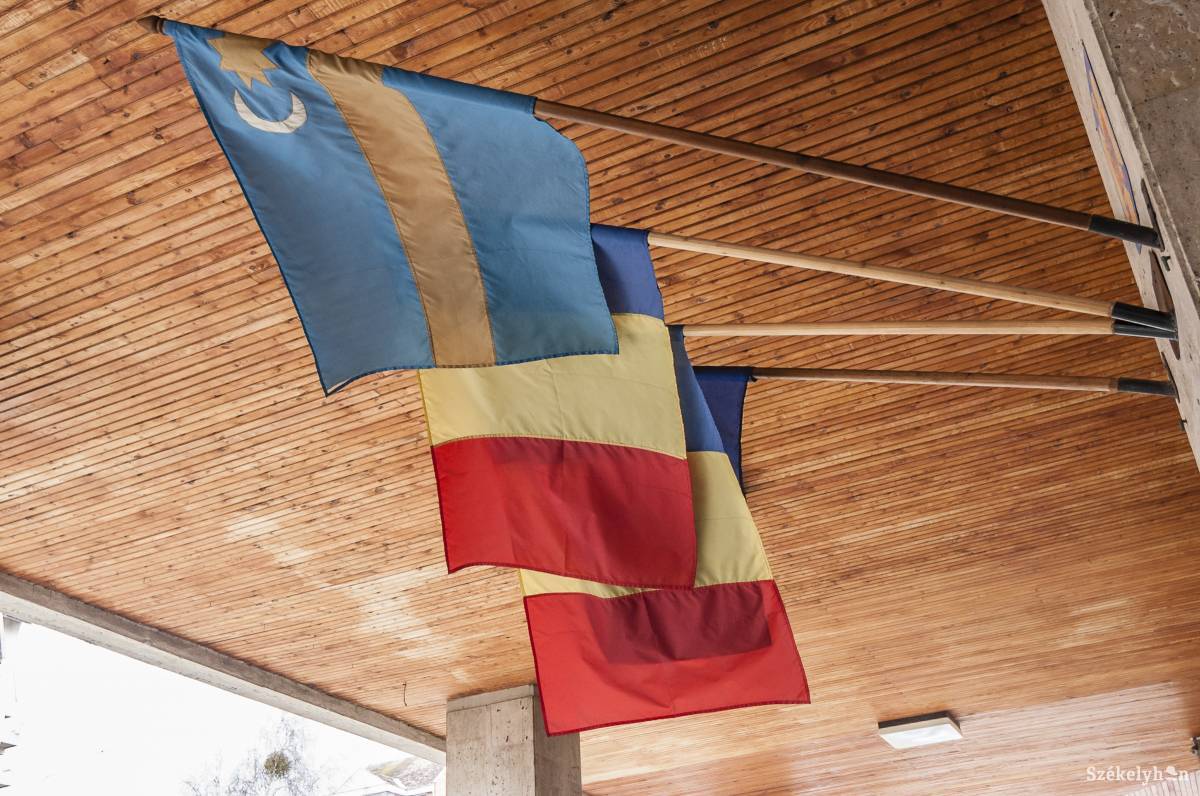 Miniszter: a román zászló nem áll versenyben a helyi közösségek jelképeivel