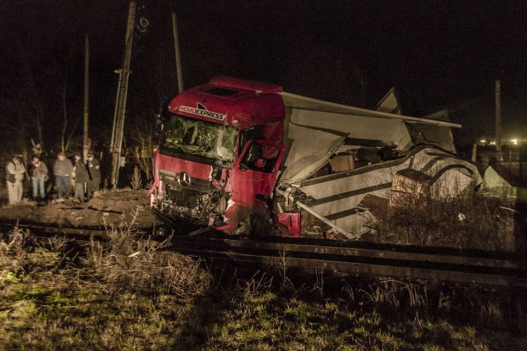 Teherautót ütött el a vonat Csíkszeredában