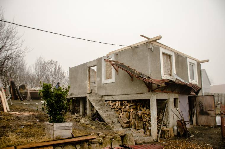 Tűzvész után: anyagi támogatásra van szüksége a három unokáját nevelő idős szécsenyi párnak