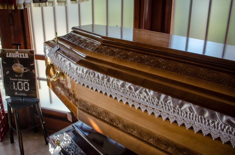 Az eddiginél ezer, illetve ötszáz lejjel nagyobb értékű állami segély jár a temetés költségeire