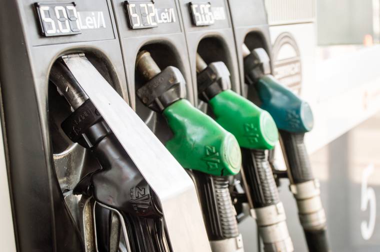 Márciusban 30 százalékkal csökkent az üzemanyag-értékesítés az OMV kútjainál, az autóipar is „szenved” a járvány miatt