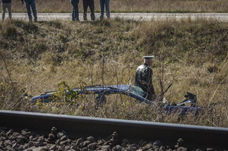 Autót sodort el a vonat, egy nőt súlyos állapotban szállítottak kórházba