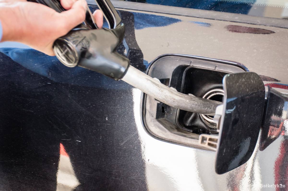 Olcsóbb lesz a benzin? Törölte az alsóház az üzemanyag pótlólagos jövedéki adóját