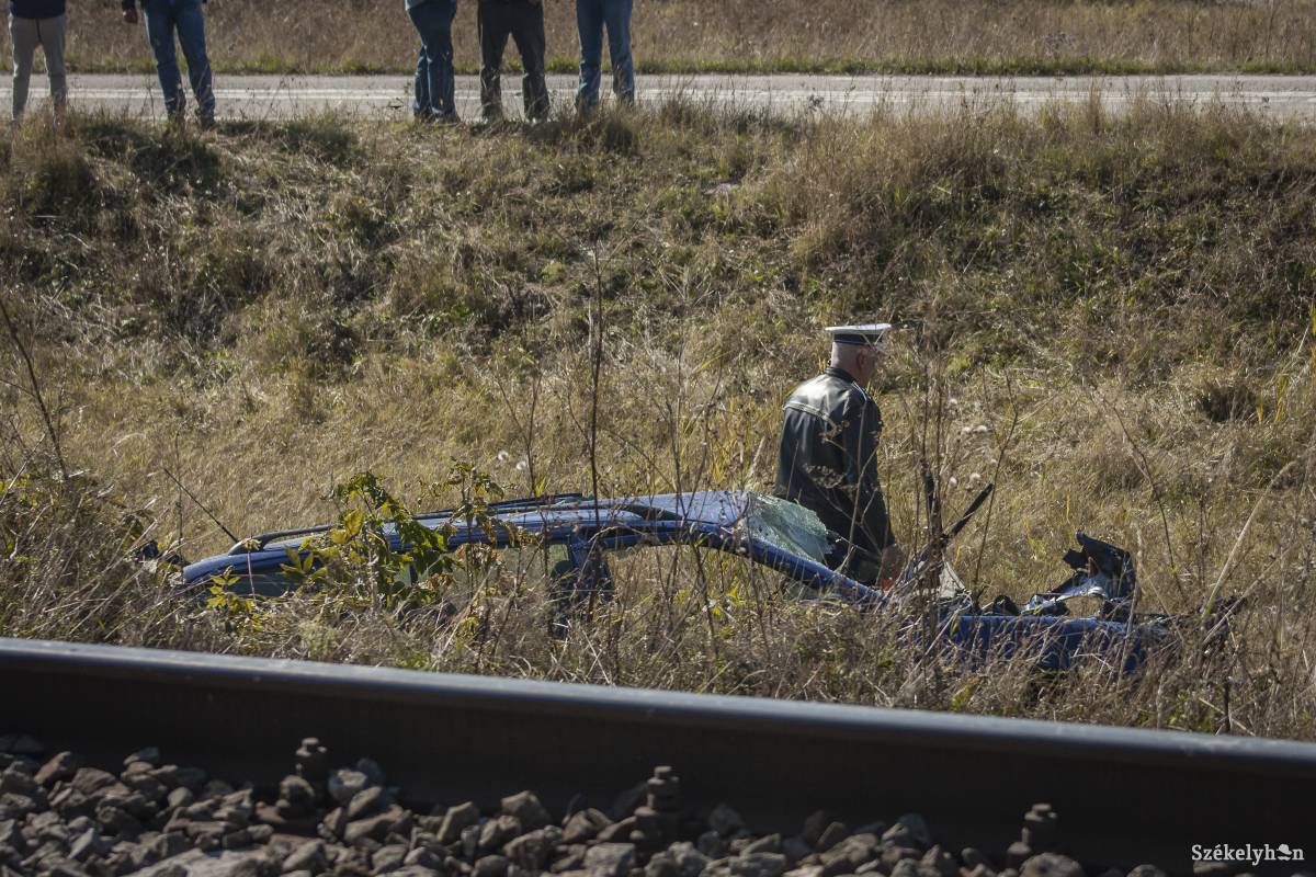 Vonattal ütközött a gépkocsi, többször átfordult, a sofőr könnyű sérülésekkel megúszta