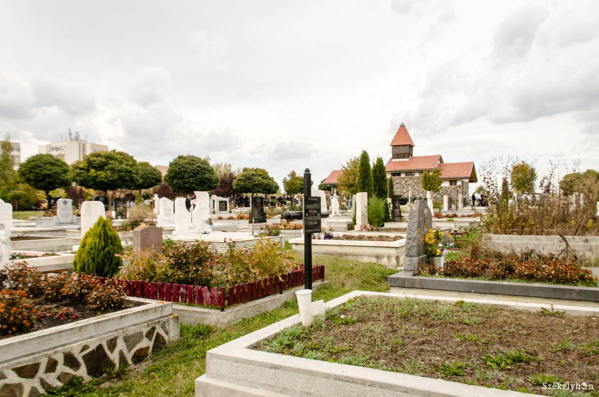 Sétányok, padok, vízvezeték-bővítés – ezzel kezdik a Kalász negyedi temető rendezését