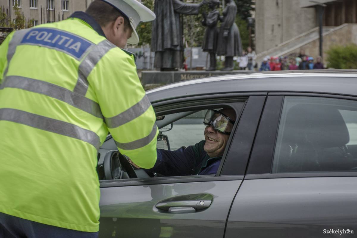 „Eljátszott” közúti ellenőrzés. A kézfogás sem mindenkinek ment elsőre •  Fotó: Pinti Attila