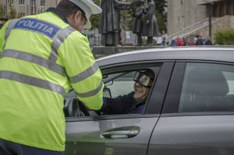 „Tudatmódosító” szemüvegben szlalomoztak a rendőrök mellett