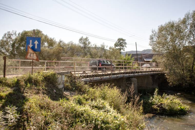 Nem lehet javítani a balesetveszélyes átkelőt, új Olt-híd épül Újtusnádon
