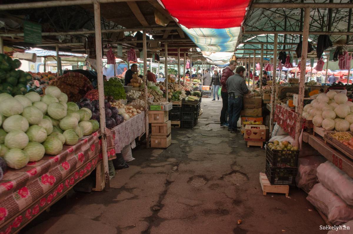 Megpróbálták kiszűrni a távoli árusokat a csíkszeredai piacról – ők is helyi lakosok lettek