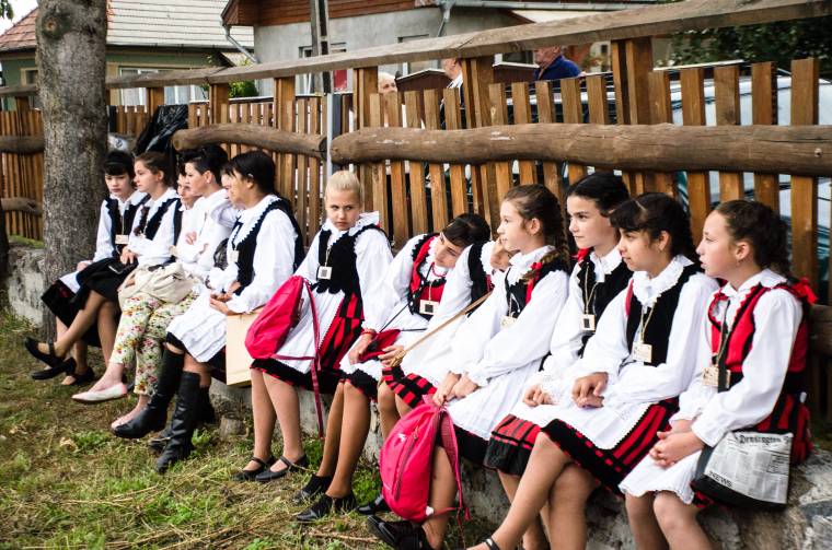 Több mint 400 fiatal lépett fel Csíkszentimrén az Alcsíki Folkfeszten