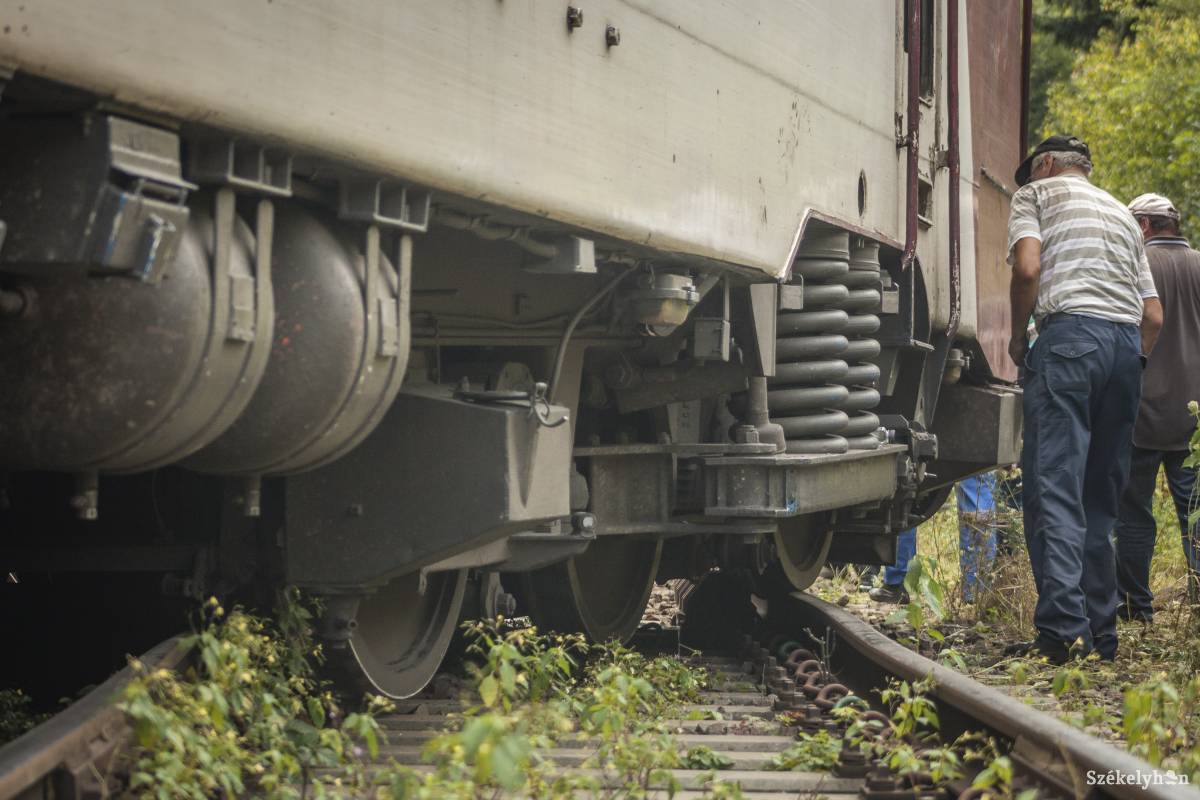 Kisiklott Nagyszeben közelében a Budapestre tartó Fogaras nemzetközi gyorsvonat mozdonya