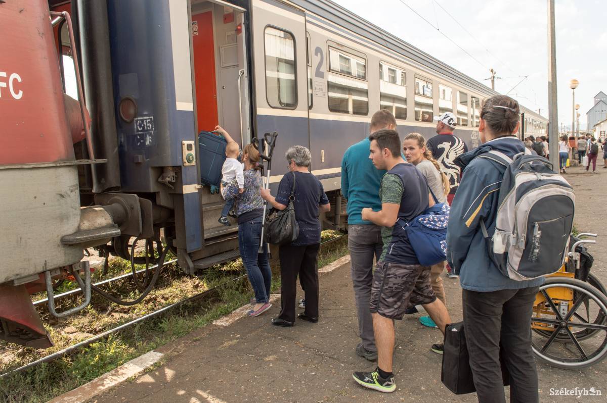 Sok az utas, kevés a vagon – zsúfoltság van a vonatjáratokon