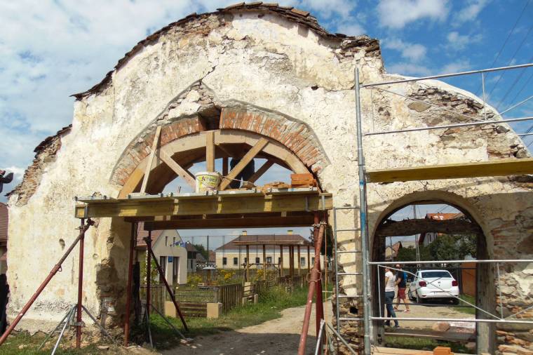 Eredeti állapotába állítják vissza a csíkszentimrei Henter-kúria kapuját
