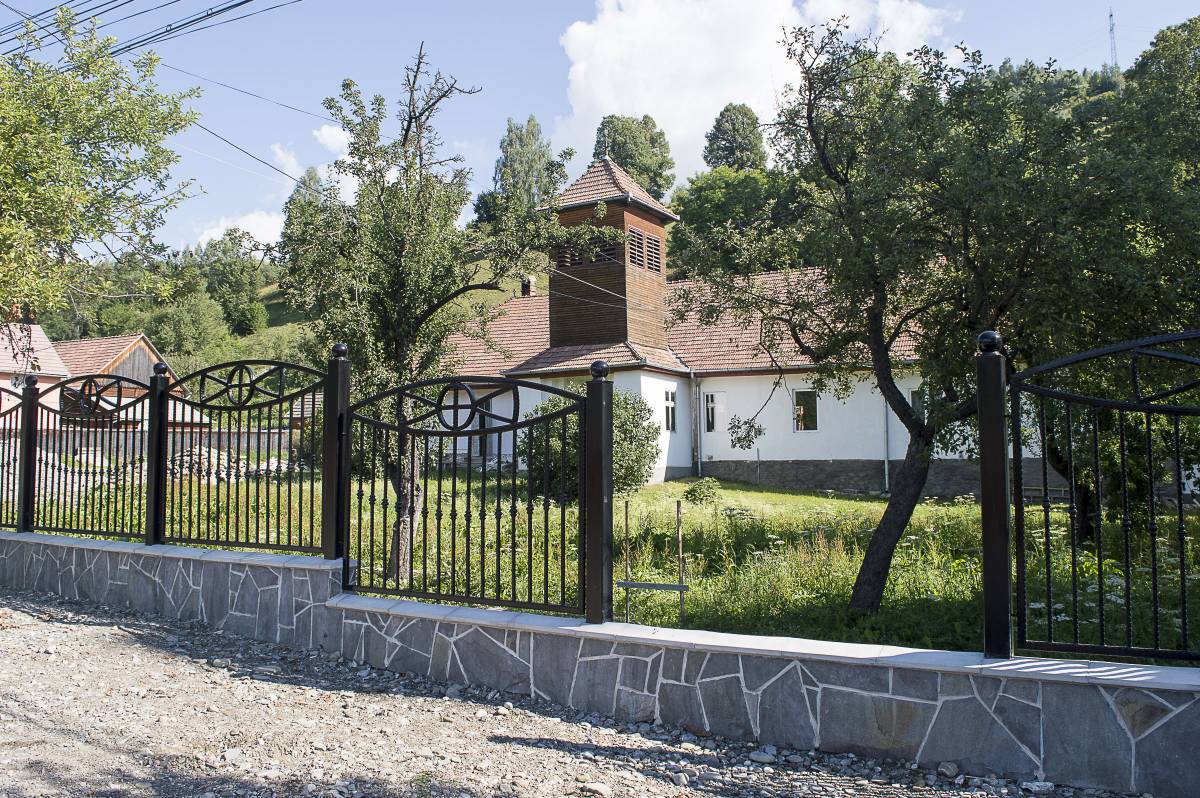 Időtálló kerítés veszi körbe gyimesbükki templomot és plébániát