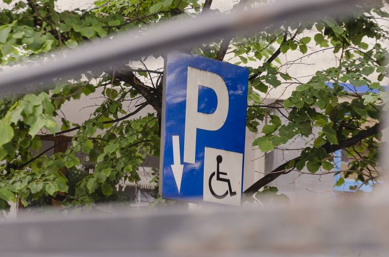 Nehézkessé vált a mozgáskorlátozottak közlekedése és parkolása Csíkszeredában
