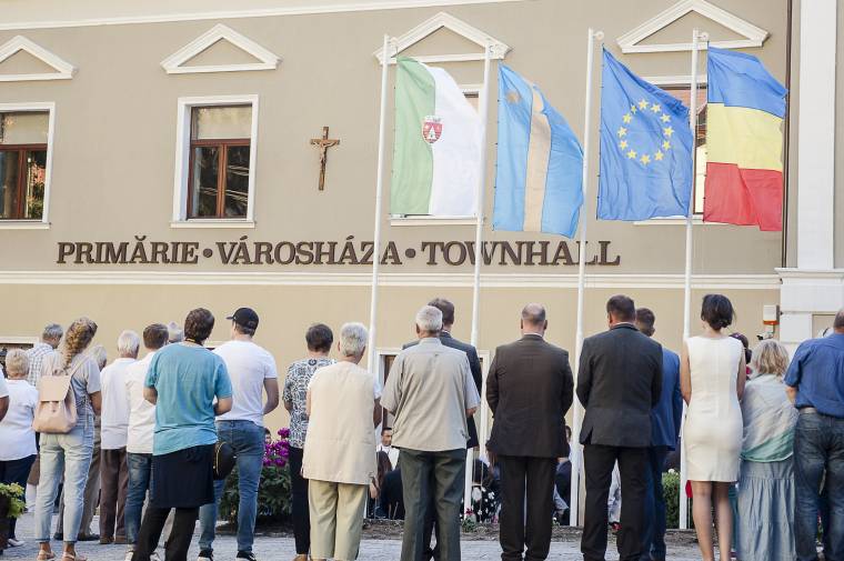 Le kell venni a Városháza feliratot Tusnádfürdőn: a magyar és az angol megnevezés sem maradhat