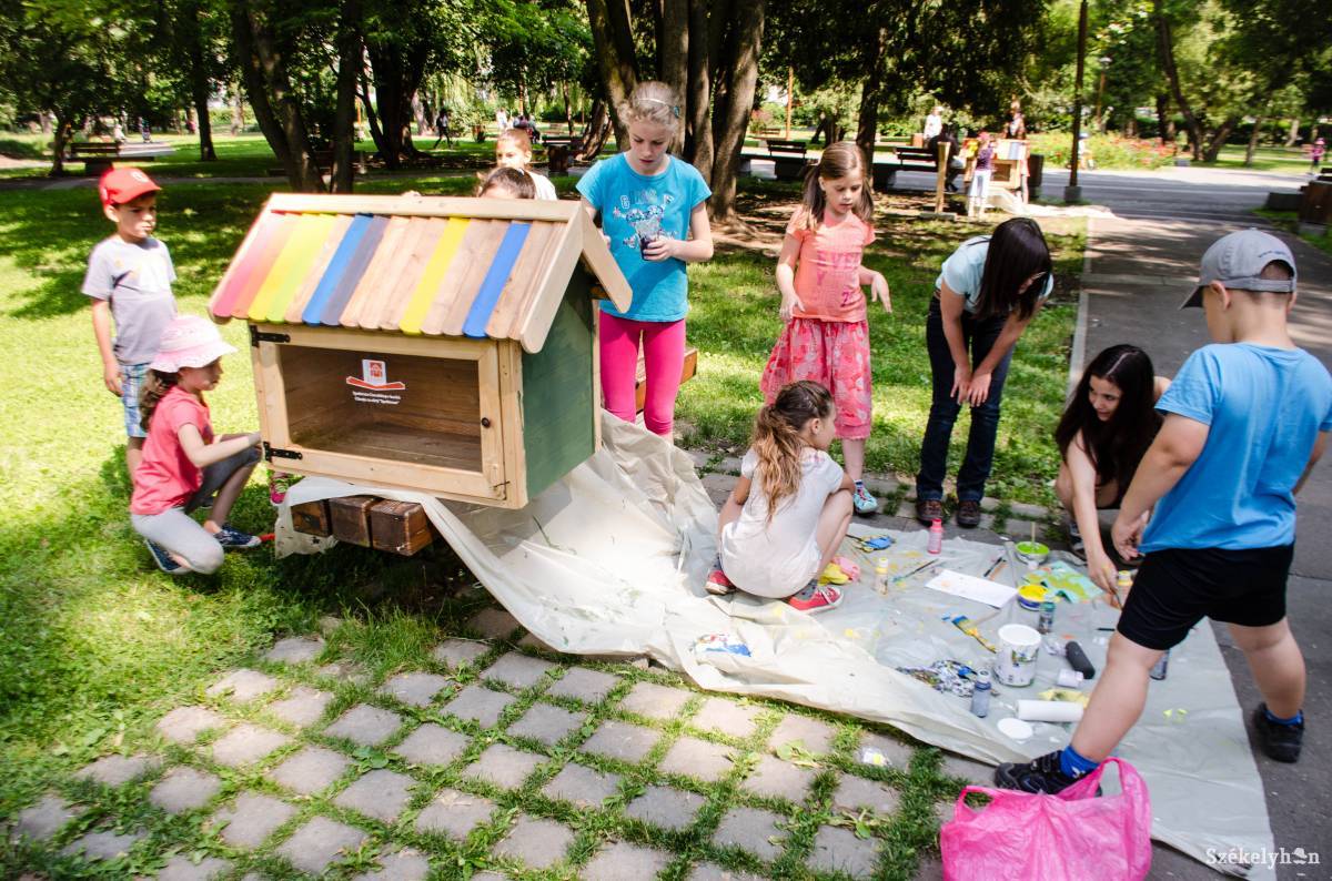 Cserekönyv-kuckók a csíkszeredai központi parkban