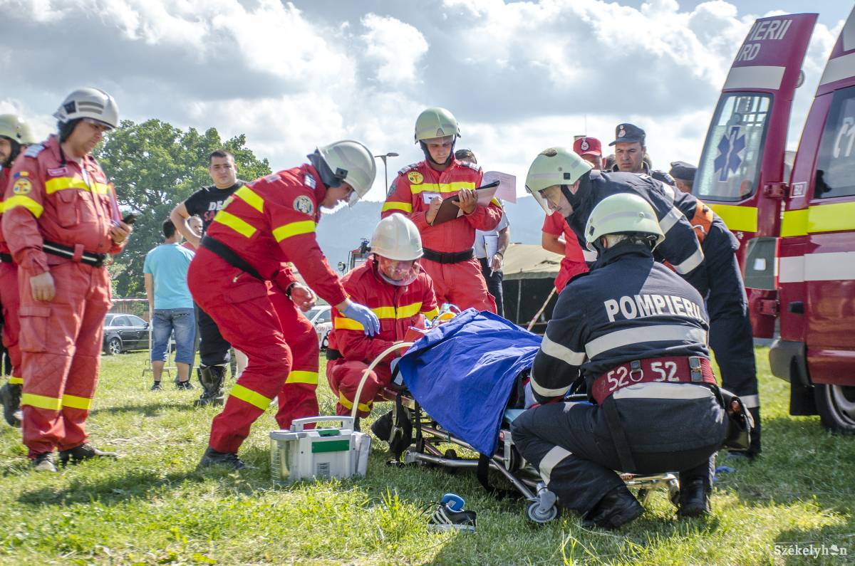 Autóbaleset sérültjeit, megkéselt áldozatokat „mentettek” a hivatásos tűzoltóalakulatok versenyén