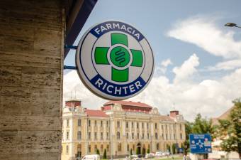 Dr. Maxra váltanak a Richter romániai patikái? A gyógyszeripari vállalat eladja itteni nagy- és kiskereskedelmi üzletágát