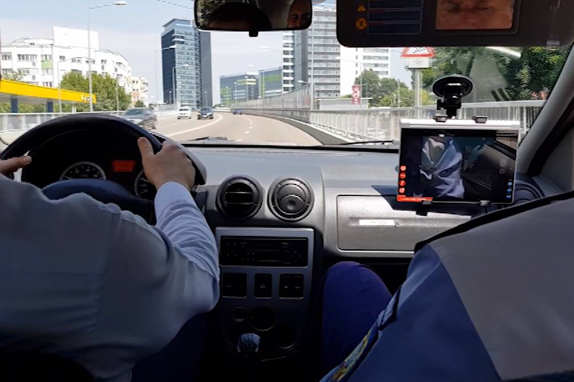 Hang- és videofelvétel készül a sofőrvizsgák gyakorlati próbájáról