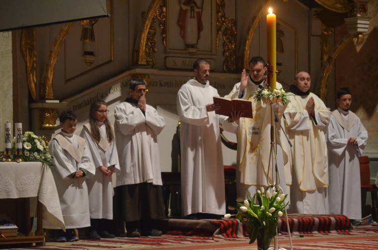 Jézus feltámadását ünneplik Nagyszombat este a katolikus templomokban