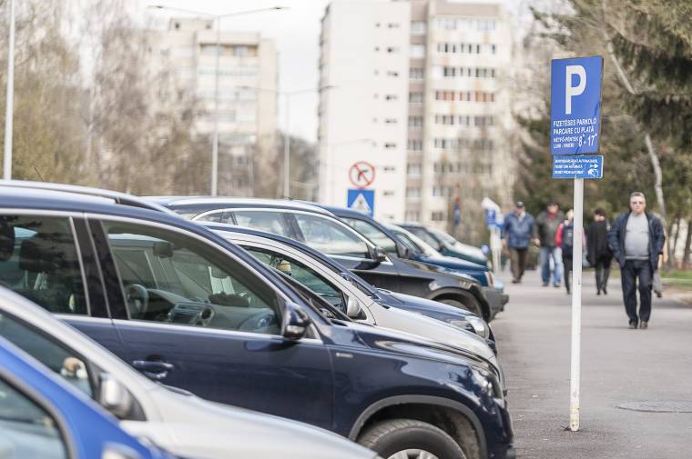 Nincs szabályzó, nincs díjfizetés – ingyenes a csíkszeredai parkolók használata