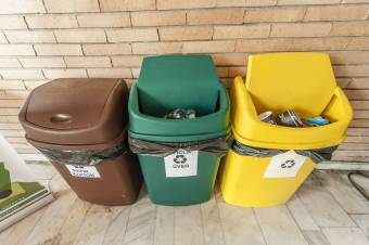 Szelektív hulladékgyűjtőket kaptak a csíkszéki iskolák