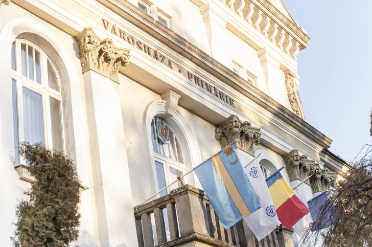 Egyelőre a csíkszeredai városháza homlokzatán marad a székely zászló