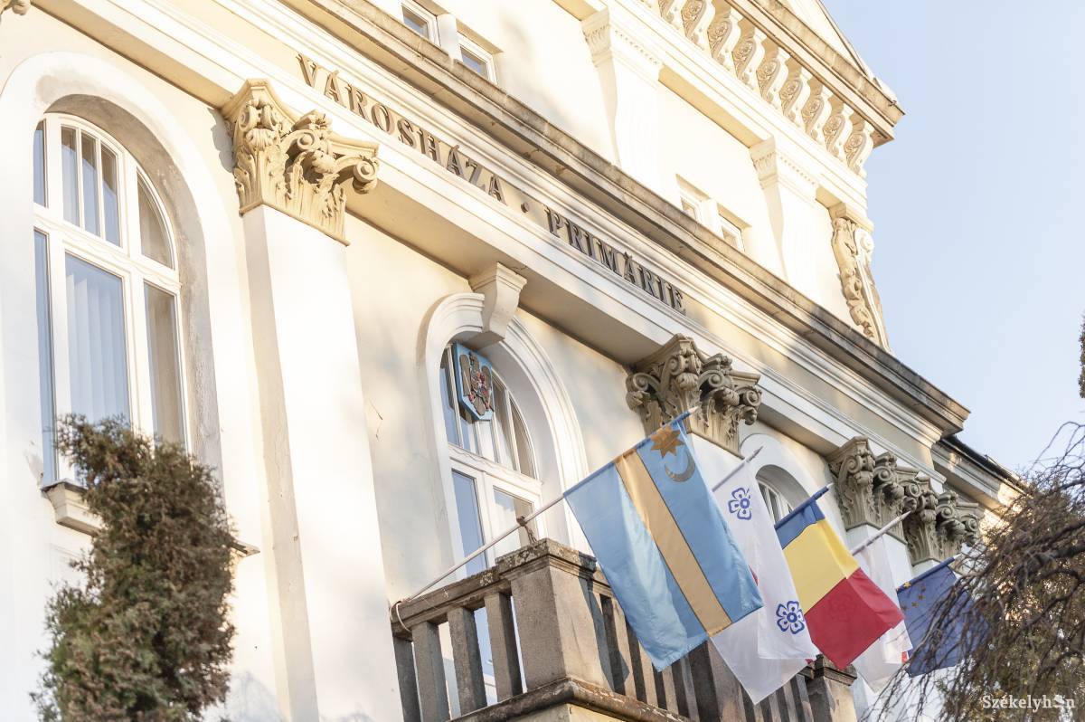 Egyelőre a csíkszeredai városháza homlokzatán marad a székely zászló