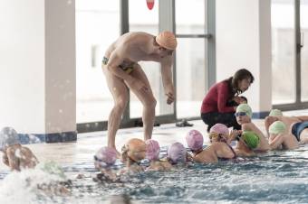 Változással, de továbbra is folytatódik a csíkszeredai kori-úszás program