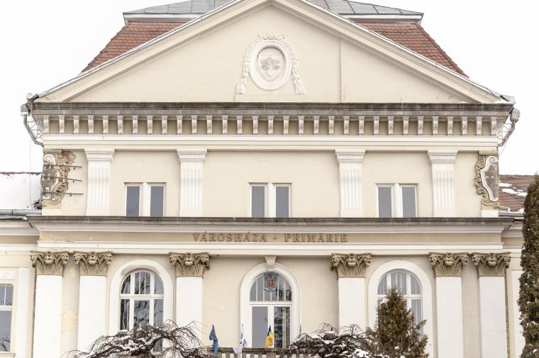 Le kell venni a magyar Városháza feliratot Csíkszeredában
