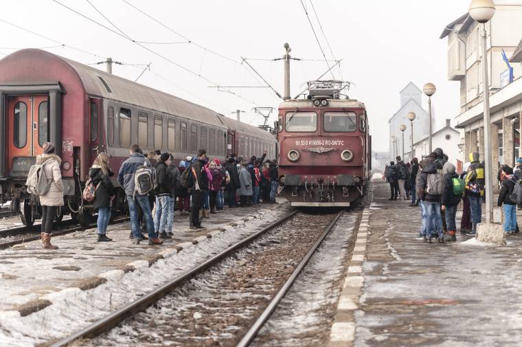 A pünkösdi búcsúra érkezőket is érinthetik a peron-megemelési munkálatok a csíkszeredai vasútállomáson
