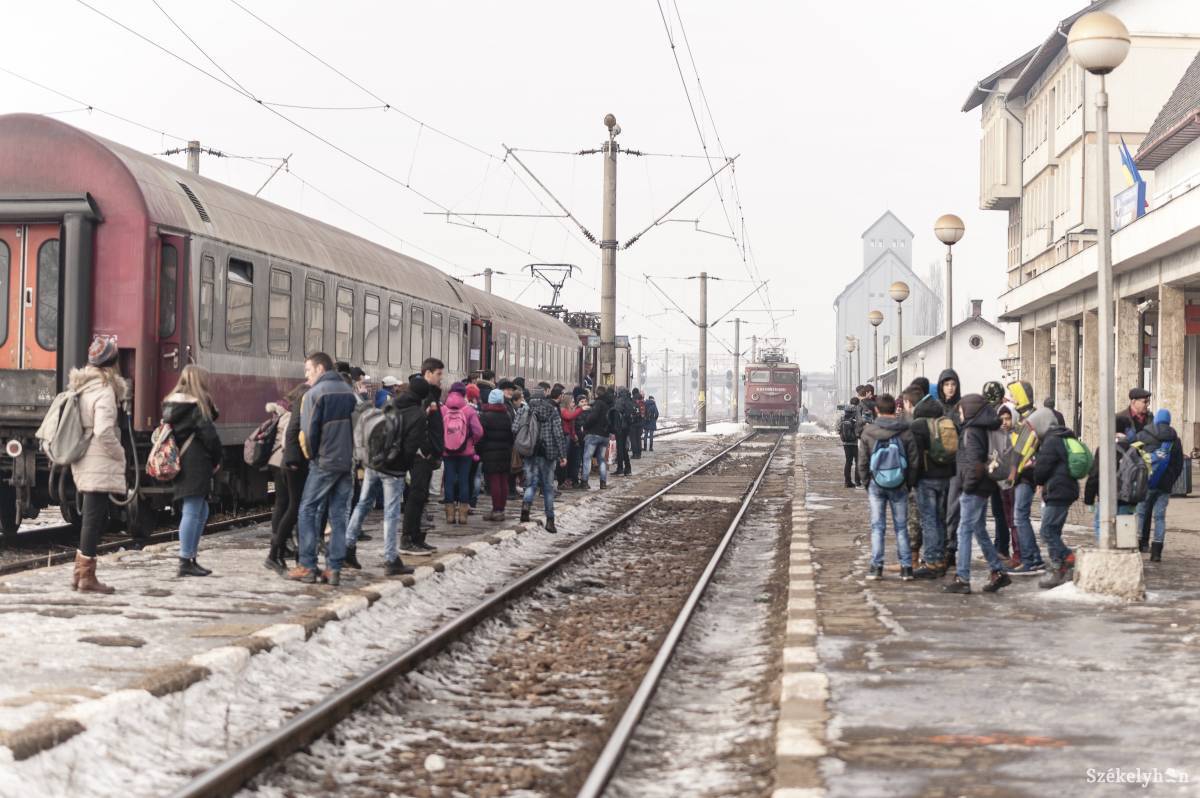 A pünkösdi búcsúra érkezőket is érinthetik a peron-megemelési munkálatok a csíkszeredai vasútállomáson