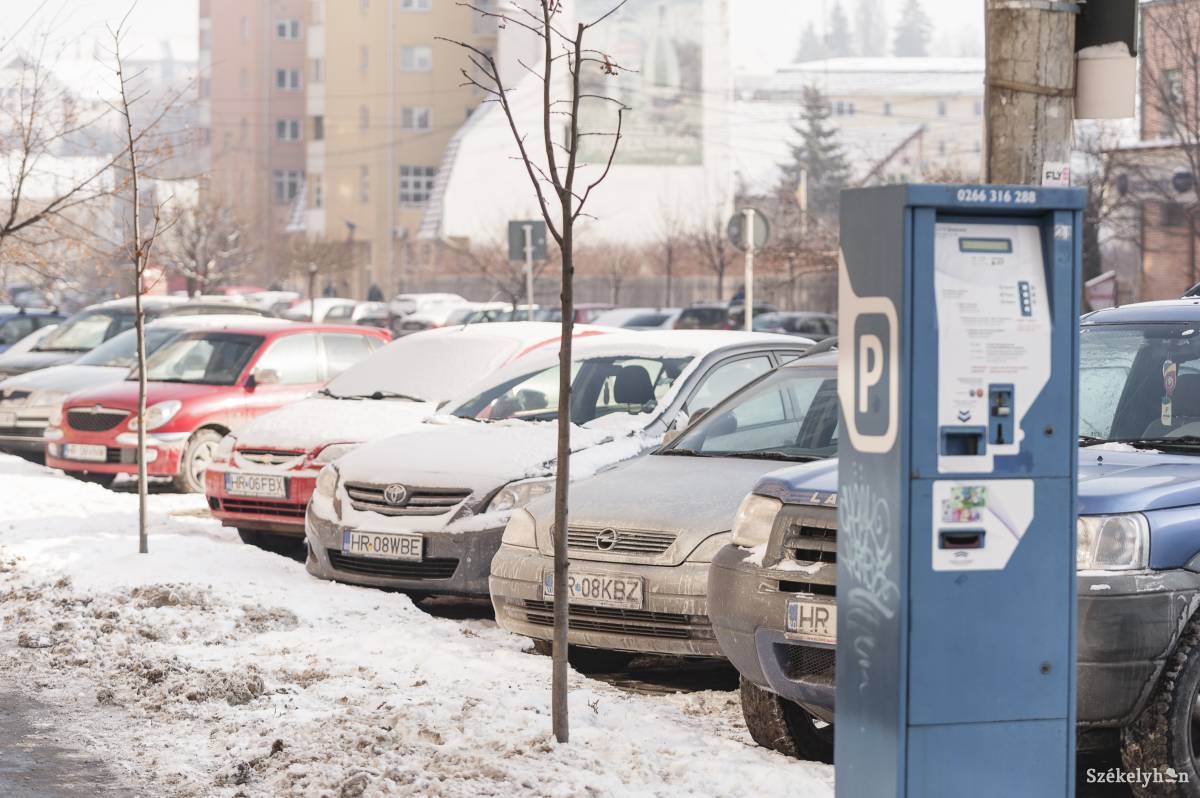 Nem a rendőrség hatáskörébe tartozik a fizetéses parkolási rendszert érintő láttamozás
