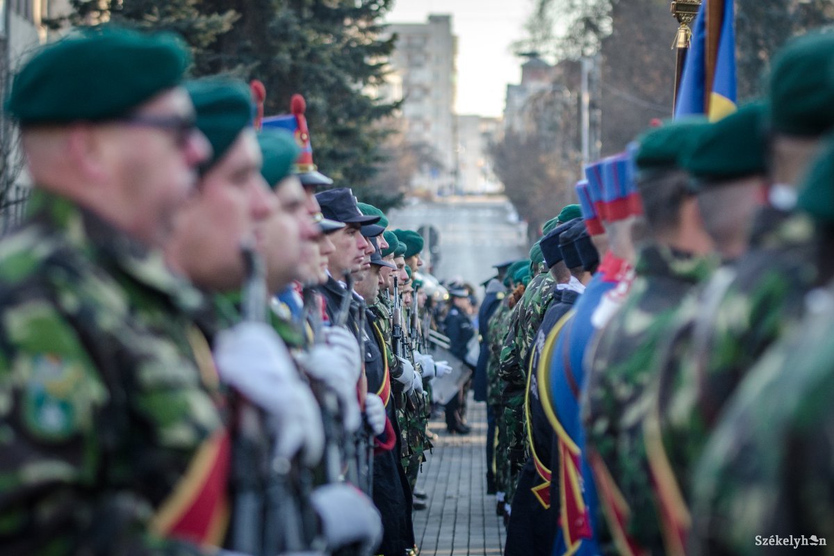 Teljes arzenálját felvonultatná december elsején Csíkszeredában a román hadsereg, francia erősítés is lesz
