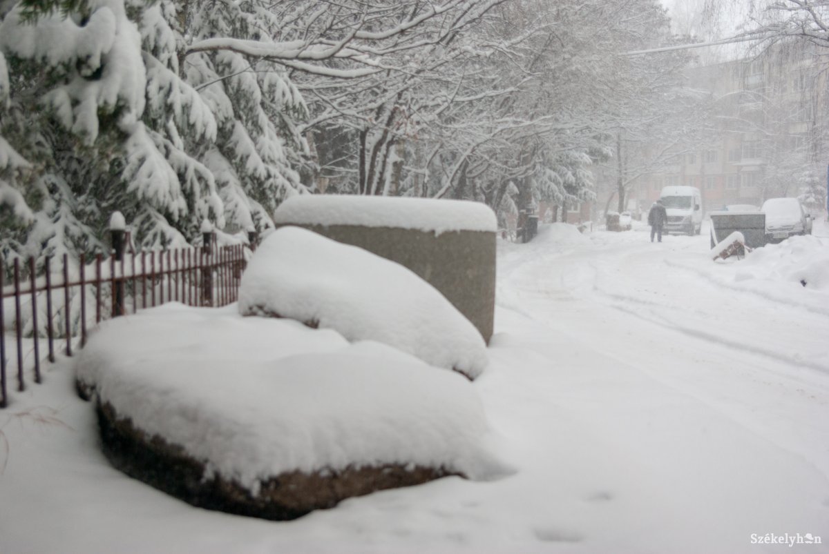 Több megyében felfüggesztették az oktatást a havazás miatt