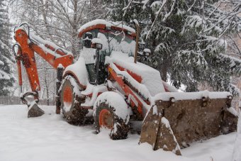 A lehullott hó akadályozza a Kalász lakótelepi felújítási munkálatokat