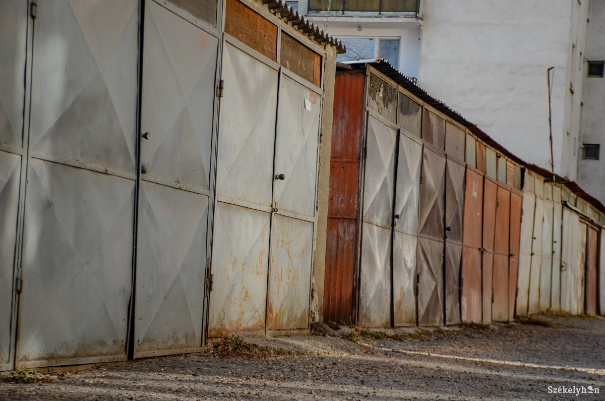 Ellenőrzik a közterületre épült garázsok rendeltetésszerű használatát Székelyudvarhelyen