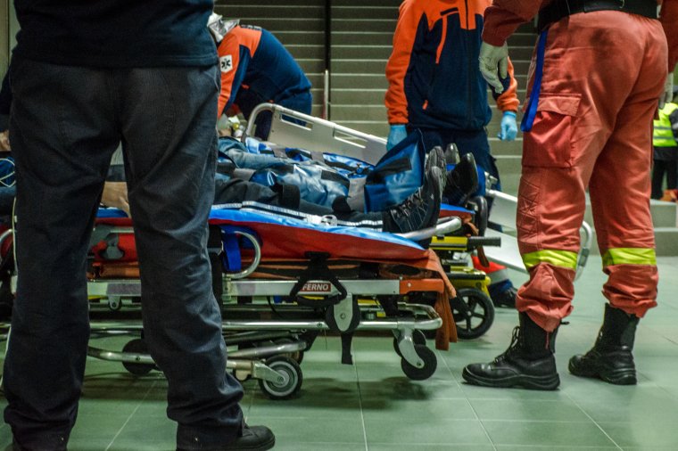 Kisbusz ütközött személyautóval – nyolc gyerek és három felnőtt került kórházba