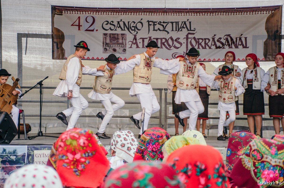 Elődeiktől tanult táncokat mutattak be a hagyományőrző csoportok a csángó fesztiválon