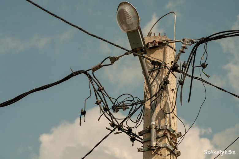 Kétezernél több háztartás maradt áram nélkül