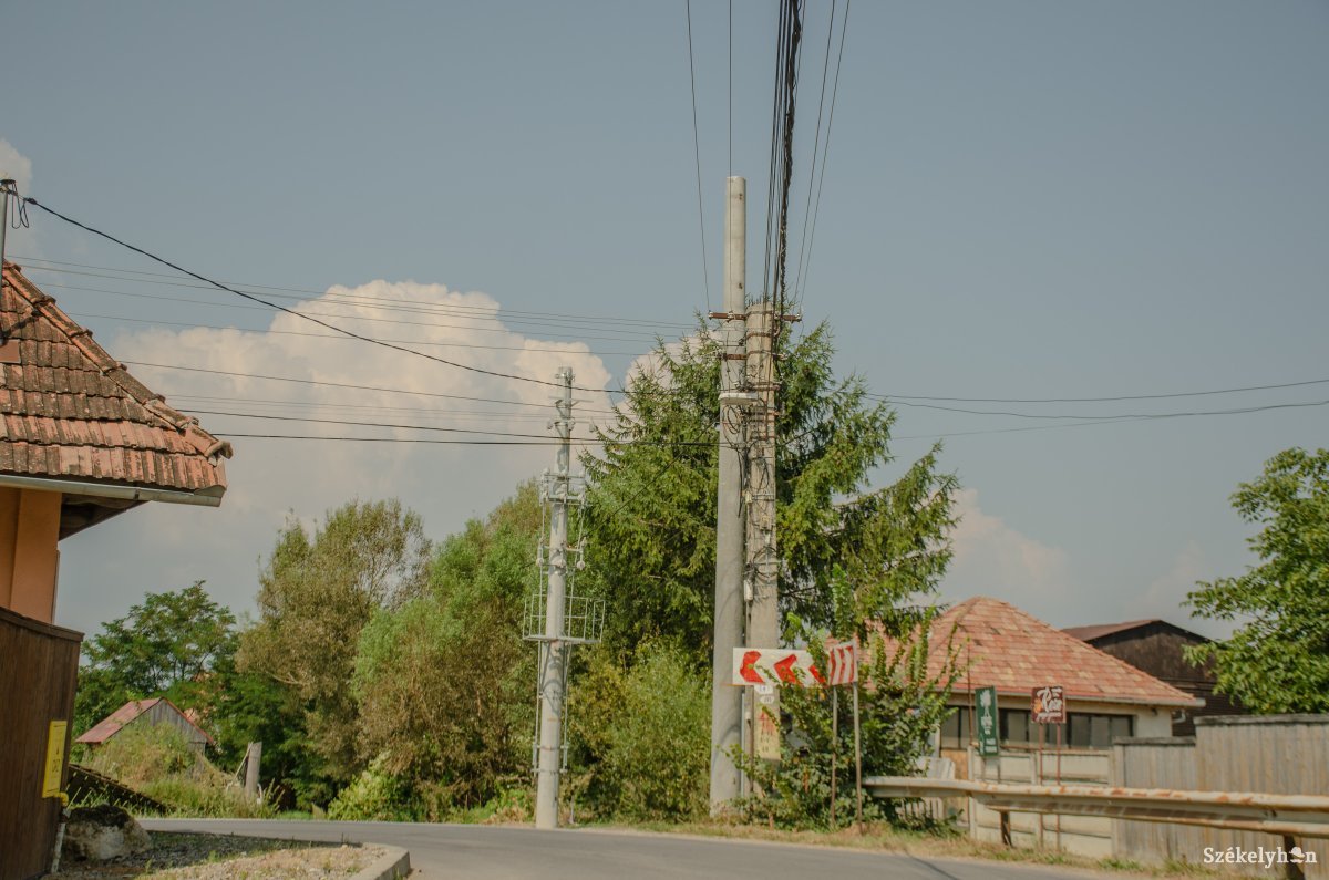 Kicserélik az összes villanyvezetéket és oszlopot Csíkpálfalva községben