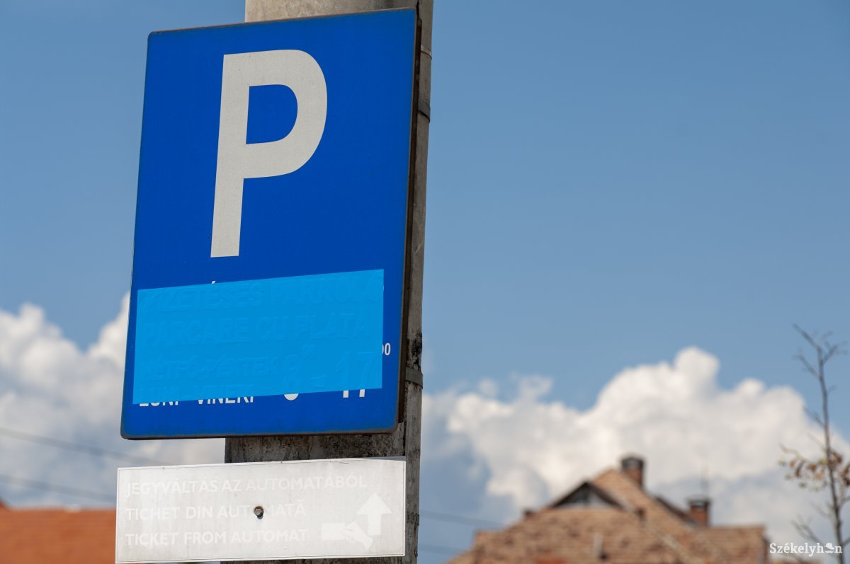 A kerékpárosokkal is kifizettetnék a parkolást Kolozsváron, de az autósokra is rádupláznak